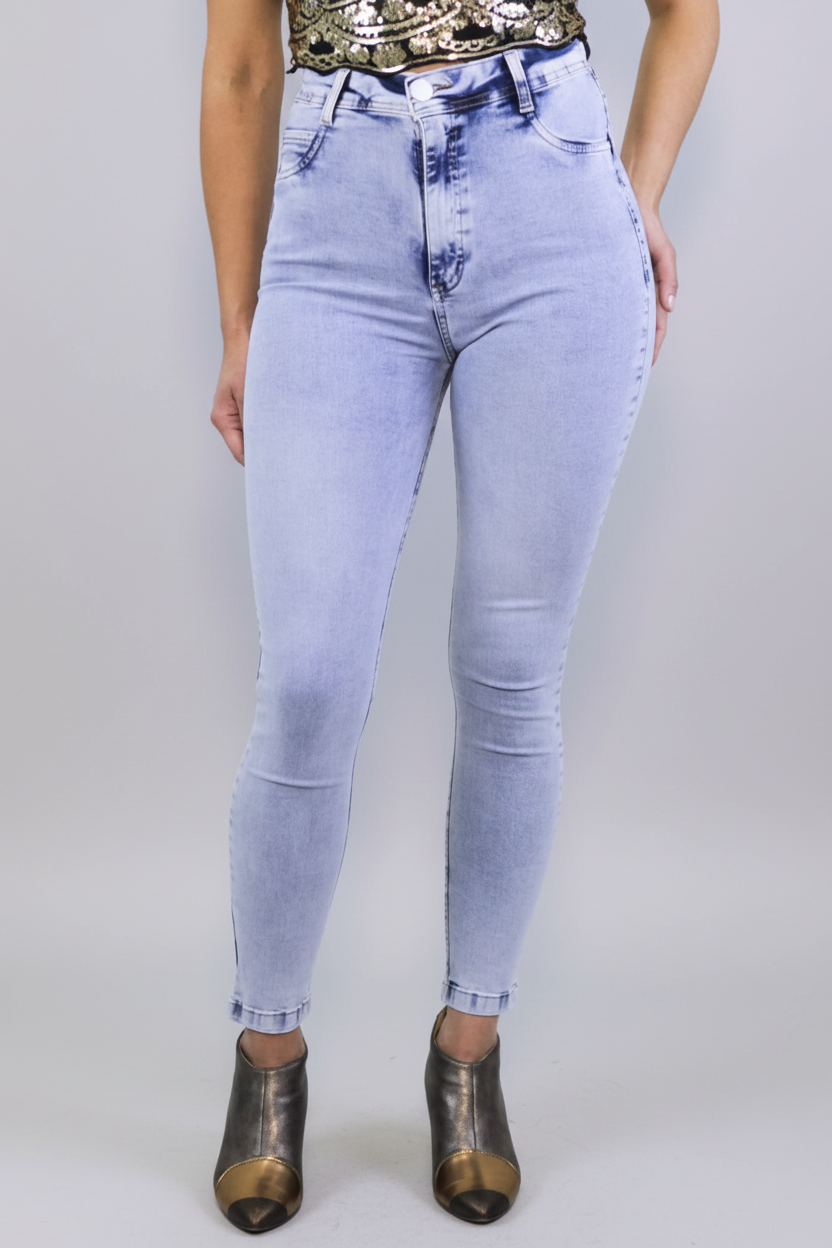 Jeans pitillo detalle fondo estudio