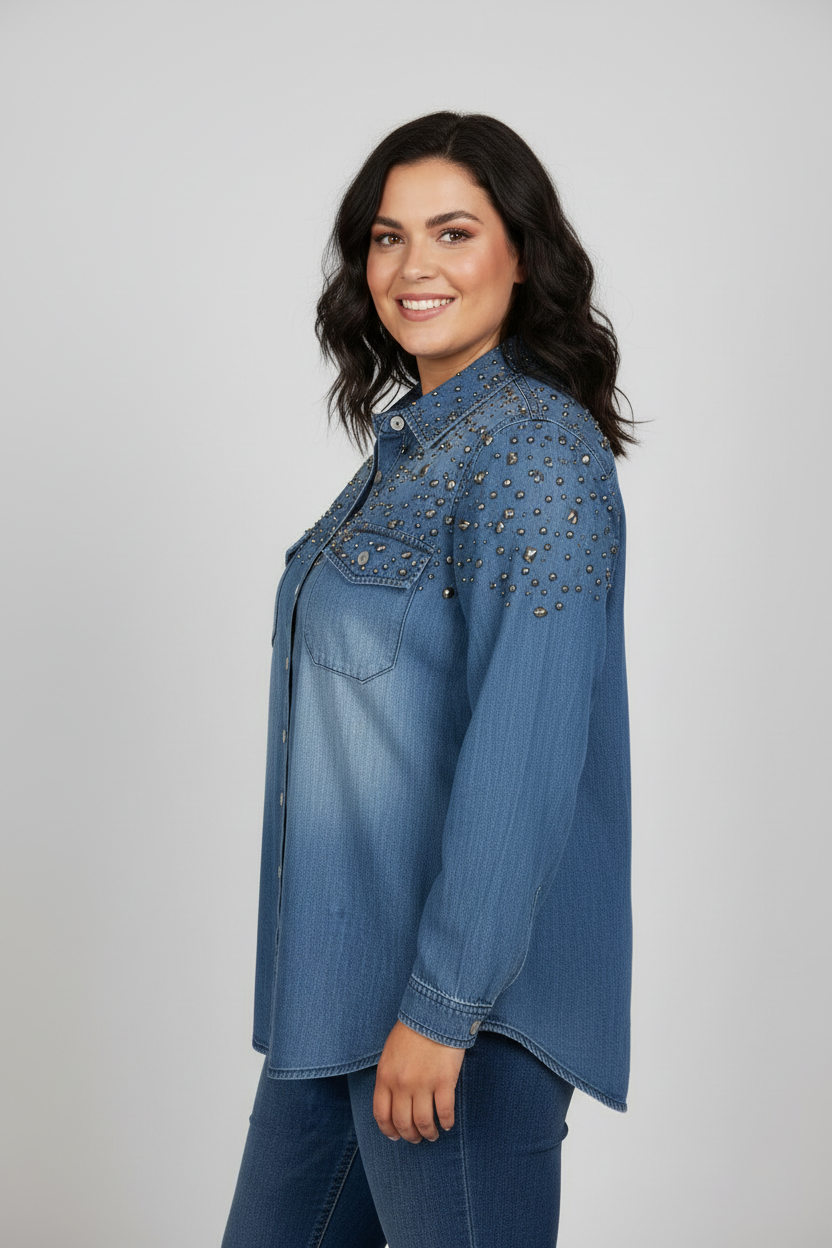 Modelo lateral derecha - camisa mezclilla tachas