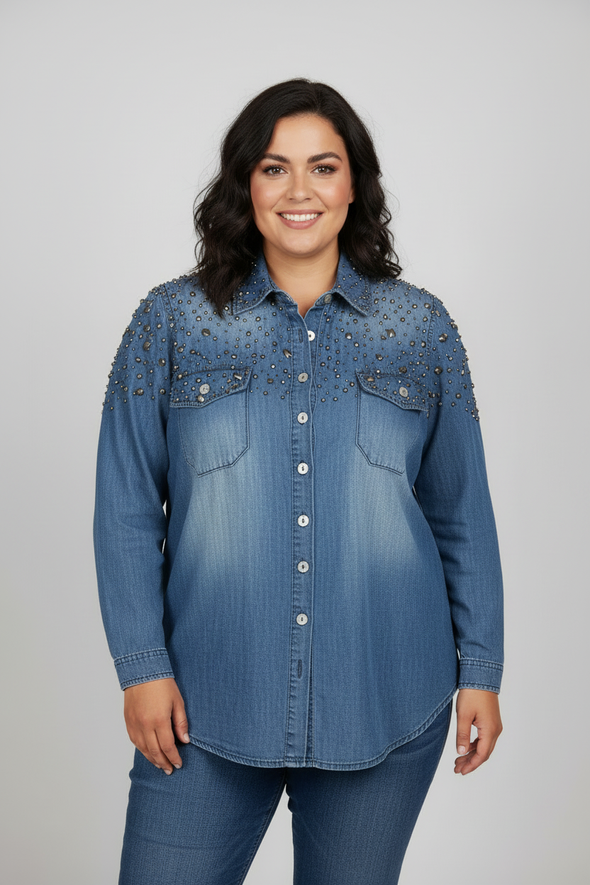 Modelo lateral izquierda - camisa mezclilla tachas