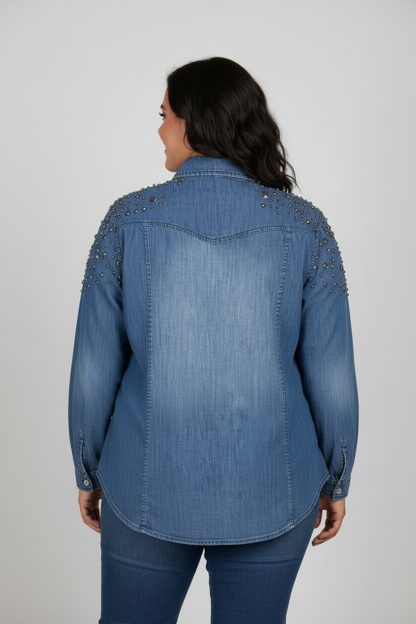 Modelo trasera - camisa mezclilla tachas